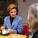 18. februar: Dronning Sonja besøkter Flyktninghjelpens hovedkontor. Besøket var en oppfølging av TV-aksjonen 2010, der Dronning Sonja deltok som aksjonens beskytter (Foto: Terje Bendiksby / Scanpix)